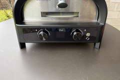 Die klar strukturierten Drehregler bieten eine wertige Haptik und ermöglichen eine unkomplizierte Steuerung von Temperatur und Timer. (Foto: Testsieger.de).