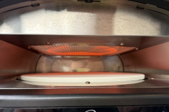 Das starke Heizelement bringt den Ofen auf hohe Temperaturen, auch wenn die vom Hersteller angegebenen 500 Grad im Test nicht ganz erreicht werden. (Foto: Testsieger.de).