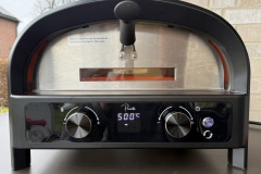 Die digitale Anzeige zeigt die eingestellte Höchsttemperatur, während der Ofen stabile Hitze liefert. Die abgebildete Frontklappe gehört allerdings nicht zum Standardlieferumfang und muss separat erworben werden. (Foto: Testsieger.de).