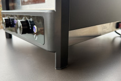 Die solide Konstruktion zeigt sich auch an den stabilen Standfüßen, während die Frontbedienung durch klare Struktur und wertige Haptik überzeugt. (Foto: Testsieger.de).