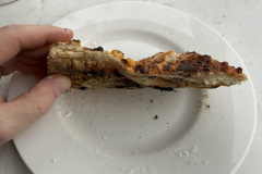 Der Boden zeigt eine gut gebräunte und luftige Struktur, wie sie durch die gleichmäßige Hitzeverteilung im Ofen zuverlässig erreicht wird. (Foto: Testsieger.de).