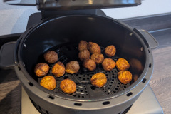 Eine echte Alternative zur klassischen Heißluftfritteuse: Nuggets gelingen im Test nach 15 Minuten sehr gut und das Volumen ist alltagstauglich. (Foto: Testsieger.de).