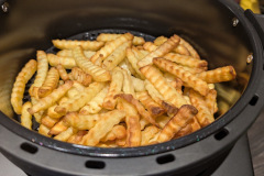 Knusper Ergebnis ohne Extra Gerät: Tiefkühlpommes werden im Test nach 30 Minuten bei 200 Grad schön gebräunt und gut durchgegart. (Foto: Testsieger.de).