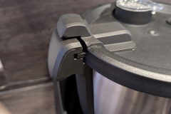 Sicherheit mit Nebenwirkung: Der Deckel muss im Betrieb geschlossen bleiben und das Verriegeln verlangt im Test spürbar Kraft und etwas Übung. (Foto: Testsieger.de).