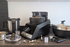 Umfangreich ausgestattet: Vom Edelstahl-Thermotopf bis zur AirFryer-Schüssel samt Deckel und Heizelement bringt der PrimoChef im Test ein sehr komplettes Zubehörpaket mit. (Foto: Testsieger.de).