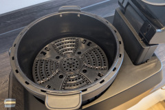 Der Grilleinsatz mit hochstellbaren Füßen gehört zum AirFryer-Paket und unterstützt gleichmäßige Ergebnisse. (Foto: Testsieger.de).