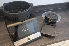 Die AirFryer Schüssel wird aufgesetzt und laut Hersteller nicht arretiert was im Test zunächst überrascht aber im Alltag funktioniert. (Foto: Testsieger.de).