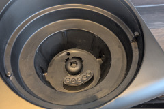 Stabiler Stand statt Verrutschen: Der PrimoChef soll im Alltag einen festen Platz bekommen denn die Saugnäpfe sorgen im Test für extrem sicheren Halt. (Foto: Testsieger.de).