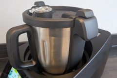 Der Deckel muss beim Betrieb geschlossen bleiben und das Verriegeln verlangt im Test spürbar Kraft und etwas Fingerspitzengefühl. (Foto: Testsieger.de).