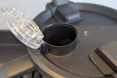 Vorsicht beim Öffnen: Die Luke im Deckel wird im Test teilweise sehr heiß und bei viel Dampf ist besondere Aufmerksamkeit gefragt. (Foto: Testsieger.de).