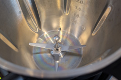 Für Hacken, Mixen und Pürieren liegt ein Messer bei, das im Test etwa beim Schneiden von Zwiebeln und Gemüse sehr gute Ergebnisse liefert. (Foto: Testsieger.de).