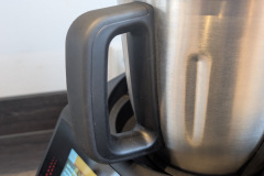 Sicher anfassen ohne Sorgen: Griff der Schüssel und die Griffe am Deckel werden im Test nicht heiß und fühlen sich im Alltag stabil an. (Foto: Testsieger.de).