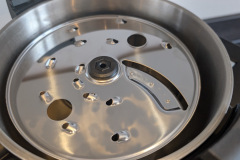 Reibplatte und Reibdeckel gehören zum Paket, im Test hätten wir uns aber weitere Raspelscheiben für mehr Varianten gewünscht. (Foto: Testsieger.de).