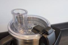 Durchsicht für bessere Kontrolle: Der Reibdeckel ist transparent, darf laut Hersteller bei heißen Speisen jedoch nicht verwendet werden. (Foto: Testsieger.de).