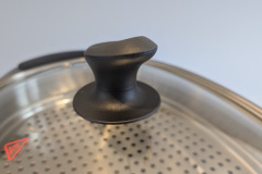 Der Glasdeckel wirkt im Test nicht nur optisch hochwertig, sondern passt auch sehr gut zum präzisen Dämpfen. (Foto: Testsieger.de).