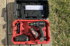 Alles griffbereit in der Box: Schrauber, Akku, Ladegerät und Kurzanleitung finden darin ihren festen Platz. Die stabile Aufbewahrungsbox macht den Parkside auch transportbereit. (Foto: Testsieger.de)