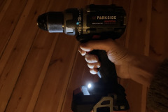 Das LED-Arbeitslicht sitzt günstig am Gerät und leuchtet direkt in den Arbeitsbereich. Dank des ergonomischen Griffs liegt der Schrauber auch nach längerer Nutzung angenehm in der Hand. (Foto: Testsieger.de)