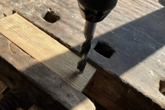 Beim Bohren in Weichholz arbeitet der Parkside souverän und ohne Absetzen durch das Material. Kein Abwürgen, keine nennenswerte Wärmeentwicklung. (Foto: Testsieger.de)