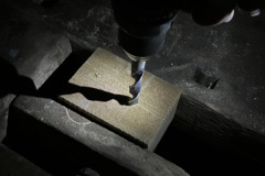 Das integrierte LED-Arbeitslicht leuchtet die Arbeitsstelle auch bei völliger Dunkelheit gut aus. Im Praxistest überzeugt es durch ausreichende Helligkeit mit kaum störendem Schatten. (Foto: Testsieger.de)