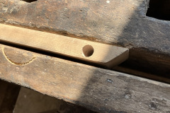 Das Bohrloch in der Weichholzleiste ist sauber und gratfrei. Der bürstenlose Motor liefert auch bei dünnem Material die nötige Kontrolle. (Foto: Testsieger.de)