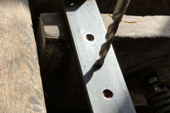 Mit eingespanntem Metallbohrer arbeitet sich der Parkside sauber durch den Stahlwinkel. Die Bohrleistung in Metall ist für den gelegentlichen Heimwerkereinsatz ordentlich. (Foto: Testsieger.de)