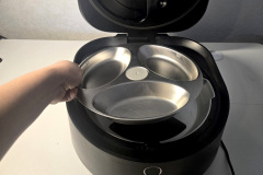 Mit der herausnehmbaren Edelstahlschale punktet der Polar im Test bei Hygiene und Alltagstauglichkeit, weil sie sich schnell entnehmen und reinigen lässt. (Foto: Testsieger.de).