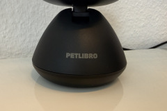 Die schwere Basis sorgt für einen sicheren Stand auf festen Untergründen und wirkt deutlich wertiger als der leichte Kamerakopf. (Foto: Testsieger.de)