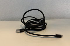 Das Mesh ummantelte Kabel wirkt hochwertiger als typische Standardkabel, bleibt bei intensiven Kauattacken jedoch potenziell angreifbar. (Foto: Testsieger.de)