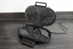 Zwei Herzwaffelformen ermöglichen paralleles Backen – die Antihaftbeschichtung sorgt für leichte Entnahme der Waffeln. (Foto: Testsieger.de)