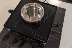 Kompakt und durchdacht: Der Fonduetopf sitzt mittig auf dem Raclette, während die 31 mal 31 Zentimeter große Grillfläche daneben genug Platz fürs gemeinsame Brutzeln bietet. (Foto: Testsieger.de).