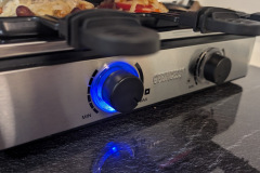 Flexibel dank zweier Thermostate: Raclette und Fondue lassen sich getrennt regeln, nur die LED Leuchtringe arbeiten im Alltag nicht ganz einheitlich und können anfangs verwirren. (Foto: Testsieger.de).