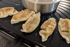 Schnell startklar für den Abend: Nach kurzer Aufheizzeit erreicht die Grillplatte hohe Temperaturen, ideal zum kräftigen Bräunen und scharfen Anbraten. (Foto: Testsieger.de).