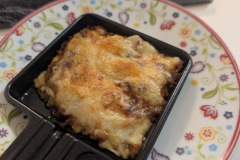 Die Ergebnisse beim Raclette gefallen uns insgesamt. Der Käse ist gleichmäßig gebräunt. (Foto: Testsieger.de).