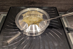 Fondue funktioniert, braucht aber Geduld: Öl oder Fett benötigt lange zum Aufheizen, und die Edelstahlgriffe der Fonduegabeln können im Betrieb deutlich warm werden. (Foto: Testsieger.de).