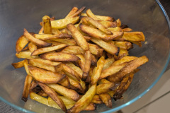 Frisch geschnittene Pommes gelingen der MaxiCrisp besonders überzeugend, sie werden außen knusprig und innen angenehm weich ohne viel Öl. (Foto: Testsieger.de)