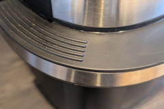 Der umlaufende Griff setzt einen starken Designakzent, wirkt stabil und unterstreicht den hochwertigen Auftritt des Airfryers. (Foto: Testsieger.de)