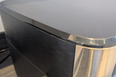 Gleichmäßige Spaltmaße und robuste Seitenflächen zeigen, dass das große Gehäuse solide verarbeitet und für den täglichen Einsatz ausgelegt ist. (Foto: Testsieger.de)