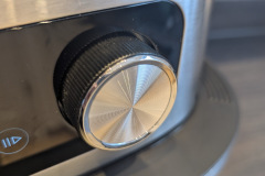 Das große Drehrad ergänzt die Touchflächen und sorgt für eine präzise Bedienung, auch wenn das gemischte Bedienkonzept nicht ganz harmonisch wirkt. (Foto: Testsieger.de)