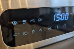 Acht Programme erleichtern den Einstieg und bieten schnell passende Einstellungen für Pommes, Hähnchen oder Pizza. (Foto: Testsieger.de)