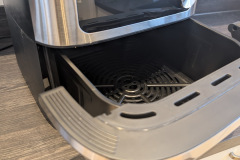 Der weitläufige Korb verhindert starkes Aufliegen der Lebensmittel und sorgt im Test für schön gleichmäßige Garergebnisse. (Foto: Testsieger.de)