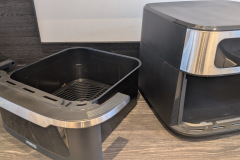 Der große antihaftbeschichtete Korb lässt sich leicht entnehmen und per Hand reinigen, auch wenn er nicht spülmaschinenfest ist, gelingt die Reinigung im Test problemlos. (Foto: Testsieger.de)