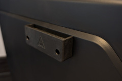 Schick aber heikel im Alltag: Die seitlichen Flächen erwärmen sich auf bis zu 80 Grad und erfordern beim Aufstellen besondere Vorsicht. (Foto: Testsieger.de)