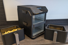 Großes Volumen clever genutzt: Die zwei übereinanderliegenden Körbe bieten 11,2 Liter Platz, zeigen jedoch bei frischen Pommes deutliche Schwächen. (Foto: Testsieger.de)