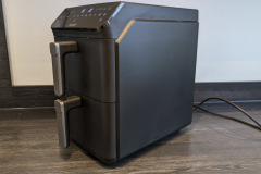 Das Gehäuse wirkt modern, zeigt jedoch eine Anfälligkeit für Fingerabdrücke. (Foto: Testsieger.de)