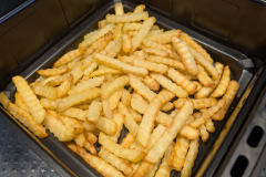 Ordentliche aber nicht perfekte Ergebnisse: Tiefkühlpommes gelingen meist gut, zeigen im Test jedoch eine sichtbar ungleichmäßige Bräunung. (Foto: Testsieger.de)