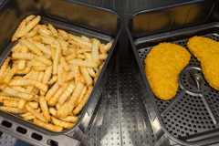 Praktisch im Alltag: Die beiden Körbe ermöglichen parallele Gerichte, doch bei hoher Beladung bleiben Pommes teils ungleichmäßig gegart. (Foto: Testsieger.de)