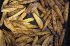 Gleichmäßig gegarte Kartoffelspalten: Trotz der goldenen Farbe bleiben die Ergebnisse der Princess 182280 im Test etwas weich. (Foto: Testsieger.de)