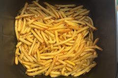 Eine große Menge Tiefkühlpommes bereitet die Princess 182280 mühelos zu, jedoch fehlt es an der gewünschten Knusprigkeit. (Foto: Testsieger.de)