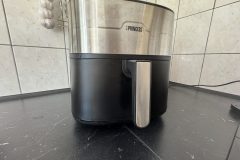 Das Design überzeugt, doch die Verarbeitung des Kunststoffgehäuses kann im Test nicht vollständig mithalten. (Foto: Testsieger.de)