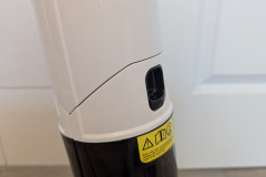 Der Schmutzwassertank sammelt Haare und Flusen – Rückstände setzen sich an schwer zugänglichen Stellen fest und lassen sich nur schwer entfernen. (Foto: Testsieger.de)